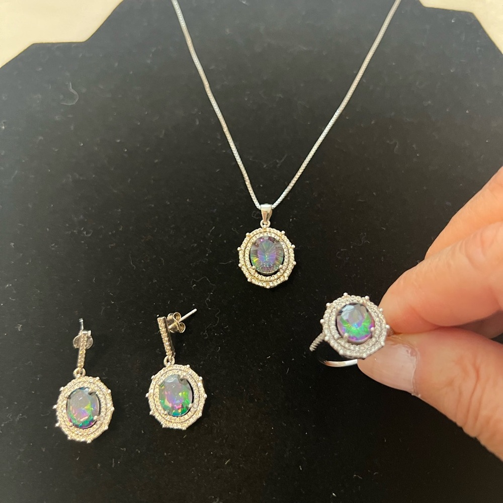 Stunning! Complete set Caribbean topaz stone
